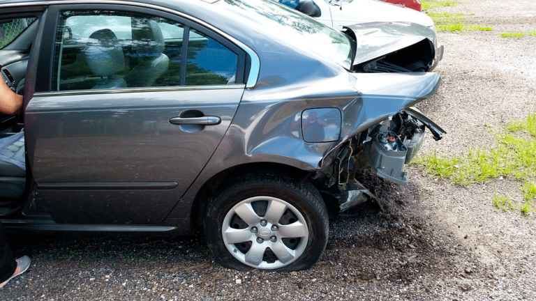 Vehículo dañado por accidente de tráfico