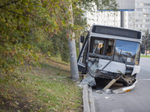 Parrilla Abogados | ¿Quién paga los daños al mobiliario urbano tras un accidente de tráfico?